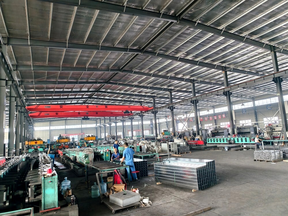 Hongfeng production hall with forming lines and tray stock