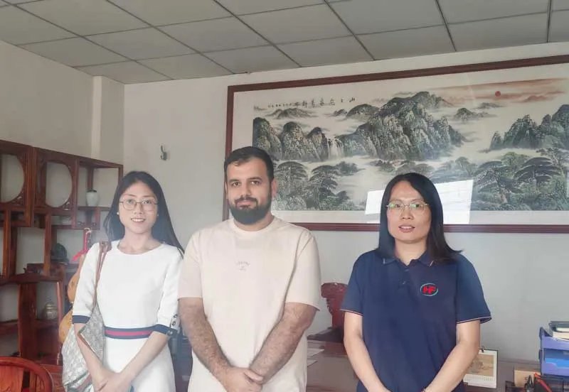 Buyer meeting with the Hongfeng export team at the office